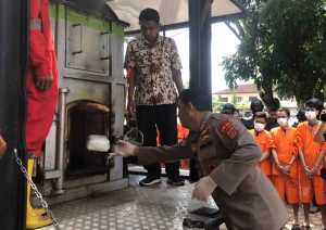 Polda Sultra Musnahkan Barang Bukti Narkoba Hasil Operasi 3 Bulan