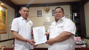 Anton Timbang Serahkan Langsung SK Pengurus Kadin Bombana