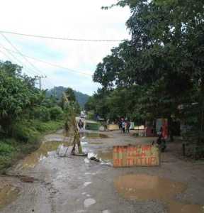 Lagi, Warga Konsel Blokir Jalan, Pohon Pisang dan Tenda Terpasang