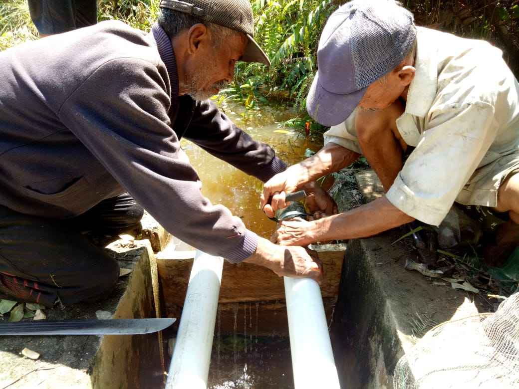 Tim PKM Jurusan Teknik Sipil UHO Pasang Instalasi Pompa Hidram di Desa Lalouesamba