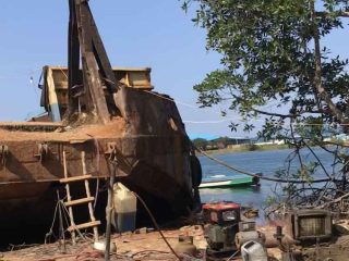 KSOP Kendari Izinkan Perbaikan Kapal Tongkang di Desa Nii Tanasa dengan Alasan Emergency