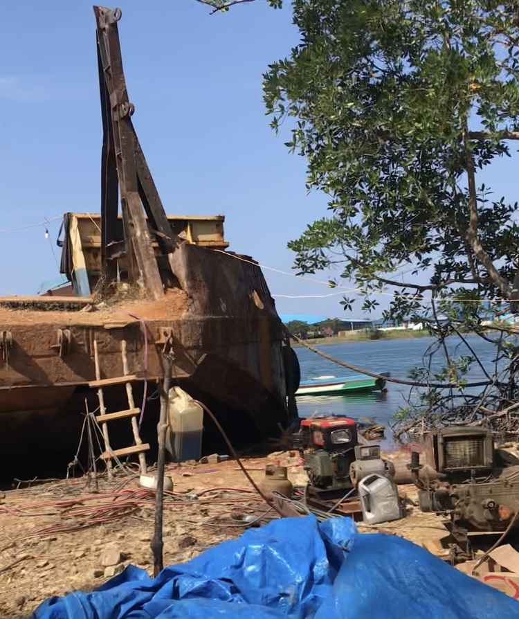 KSOP Kendari Izinkan Perbaikan Kapal Tongkang di Desa Nii Tanasa dengan Alasan Emergency