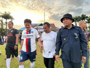Pertandingan Persahabatan Sepak Bola Pemkab Konawe dan Koltim, Tontonkan Kemesraan