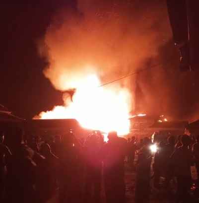 Tak Ada Pemadam Kabakaran, Salah Satu Sebab Kobaran Api Meluas di Pasar Sikeli