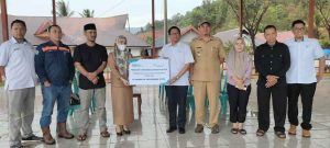 GM PT Antam UBPN Konut Beri Bantuan Desa Tapunggaya dan Tapuemea