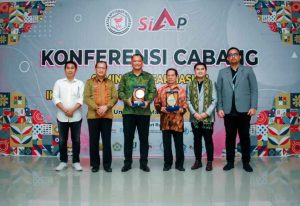 Sekda Konawe Bahas Peningkatan Kompetensi di Perhelatan Farmasi dan Konfercab IAI