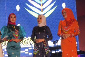 Titin KSK Perkenalkan Gaun Motif Daun dan Ulat Sagu