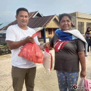 Bantu Meringankan Beban Orang Lain, Squat Bete Ngisi Berbagi Sembako