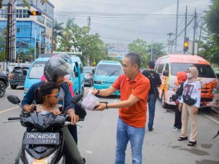 DPD Gerindra Sultra Berbagi Ratusan Paket Takjil