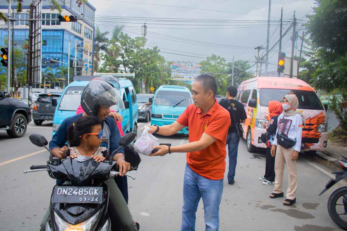 DPD Gerindra Sultra Berbagi Ratusan Paket Takjil