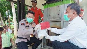 Polisi Bakar Sabu Didepan Pengedarnya