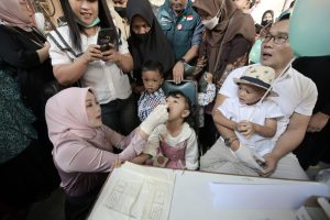 Gubernur Ridwan Kamil Antar Arkana Imunisasi Polio ke Posyandu Waspada Potensi Penularan saat  Lebaran