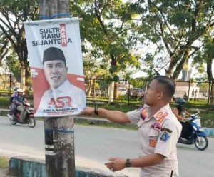 Satpol PP Kendari Tertibkan APK dan Reklame yang Tak Terpasang pada Tempatnya