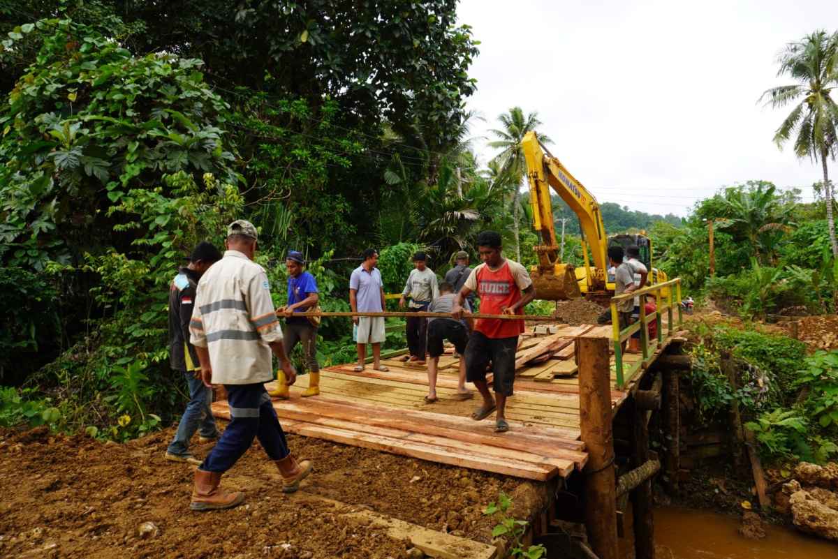 Demi Lancarkan Mobilitas Warga, PT. GKP Lakukan Perbaikan Jembatan Sungai Keu Mohalo