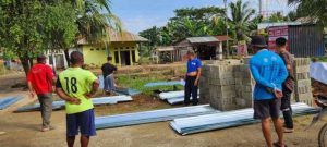 Pemdes Mumundowu Salurkan Bahan Bangunan dan BLT Kepada Puluhan Warganya