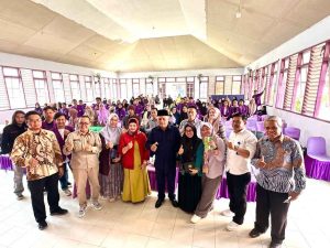 Bupati Konawe Serahkan Rp 250 Juta untuk Beasiswa di Unilaki