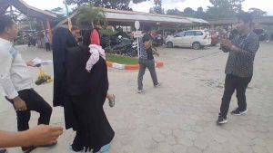 Jenguk Suaminya di Lapas, Wanita Bercadar Selundupkan Sabu di Popok Anaknya