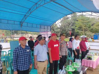 Ishak Ismail Mintah Pemerintah Fasilitasi Sarana Prasarana Sepak Bola di Kelurahan Benu Nirea