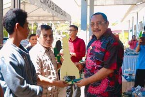 Pj Bupati Bombana Serahkan 158 Alsintan kepada 143 Poktan