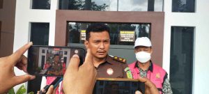 Isak Tangis Warnai Penahanan Direktur PDAM Kendari oleh Jaksa