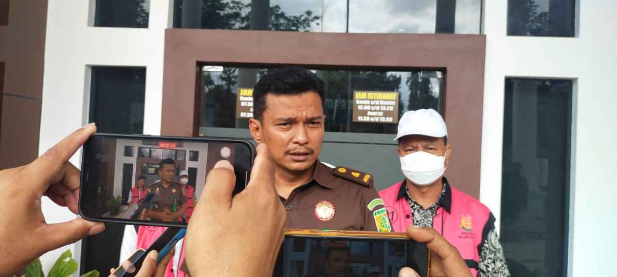 Isak Tangis Warnai Penahanan Direktur PDAM Kendari oleh Jaksa