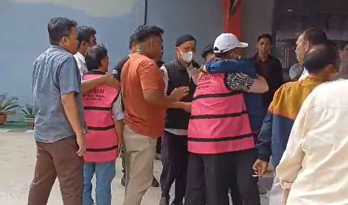 Isak Tangis Warnai Penahanan Direktur PDAM Kendari oleh Jaksa