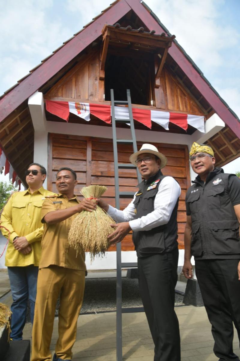 Gubernur Ridwan Kamil Resmikan Tapal Desa Leuit Juara di Kabupaten Cirebon