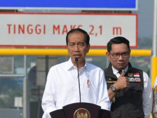 Resmikan Tol Bocimi Seksi 2, Presiden Jokowi Puji Jabar Disebut Juara Investasi, Gubernur Ridwan Kamil Acungkan Jempol