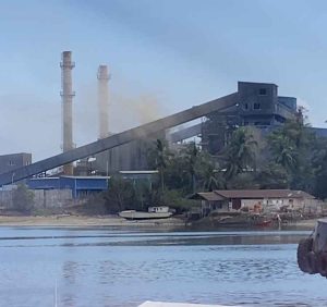 Kepulan Asap Diduga Debu Batu Bara Berasal dari PLTU Nii Tanasa, Humas Bungkam