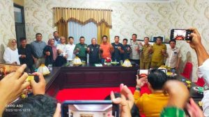 Pj Bupati Konawe Saksikan Pembayaran Ganti Rugi Tanaman Warga