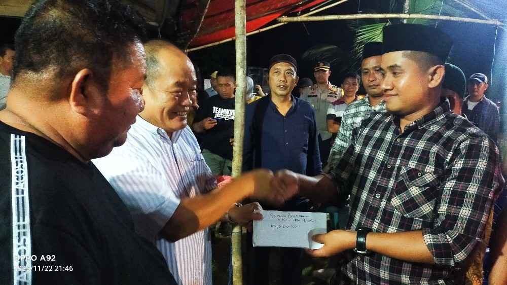 Pj Bupati Konawe bersama Apdesi Sultra Salurkan Bantuan Pembangunan Mesjid