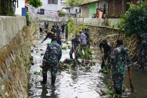 Kodim 1417/Kendari Gelar Karya Bakti Bersama 300 Personel untuk Cegah Banjir di Kendari