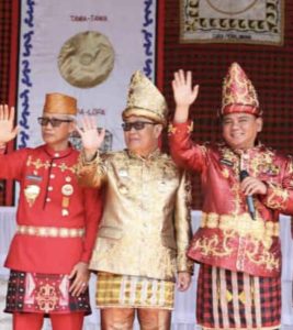 Lukman Abunawas Dinobatkan Menjadi Raja Kerajaan Konawe di Pelataran Rujab, yang Disaksikan Pj Bupati Konawe dan Pj Gubernur