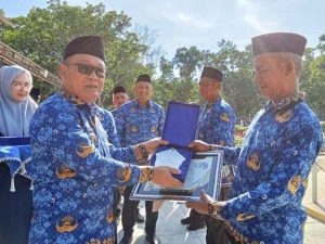 HUT ke-52 Korpri, Pj Bupati Beri Cendera Mata untuk Pegawai Purnabakti