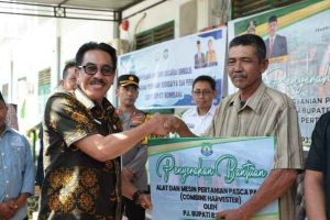 Dorong Pertumbuhan Ekonomi, Pj Bupati Bombana Beri Bantuan Alat Mesin ke Warga