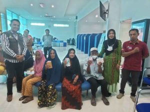 Berikan Perhatian Khusus, Ratusan Lansia di Bombana Dapat Bantuan Langsung Tunai