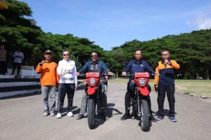 Dukung Pelayanan Kebencanaan, Pj Bupati Bombana Serahkan Bantuan Sarpras 2 Unit Motor Trail ke BPBD