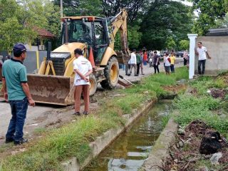 Aksi Bersih-bersih Saluran Drainase Demi Cegah Banjir Pj Walikota Kendari Terjun Langsung