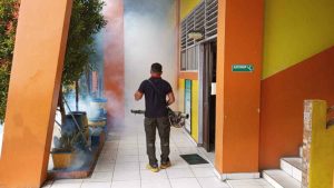 Aksi Cegah Demam Berdarah, FPRB Sultra Lakukan Fogging di Dua Sekolah