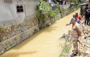Pj Wali Kota Kendari Bersama BPBD, Kunjungi Korban Banjir dan Tanah Longsor