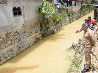 Pj Wali Kota Kendari Bersama BPBD, Kunjungi Korban Banjir dan Tanah Longsor
