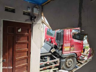 Ngantuk Saat Mengemudi, Mobil Tangki LPG Seruduk Rumah Warga di Kecamatan Nambo