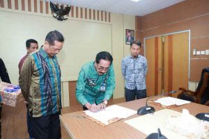 Pj Bupati Bombana Serahkan LKPD Tahun 2023 ke BPK RI Sultra