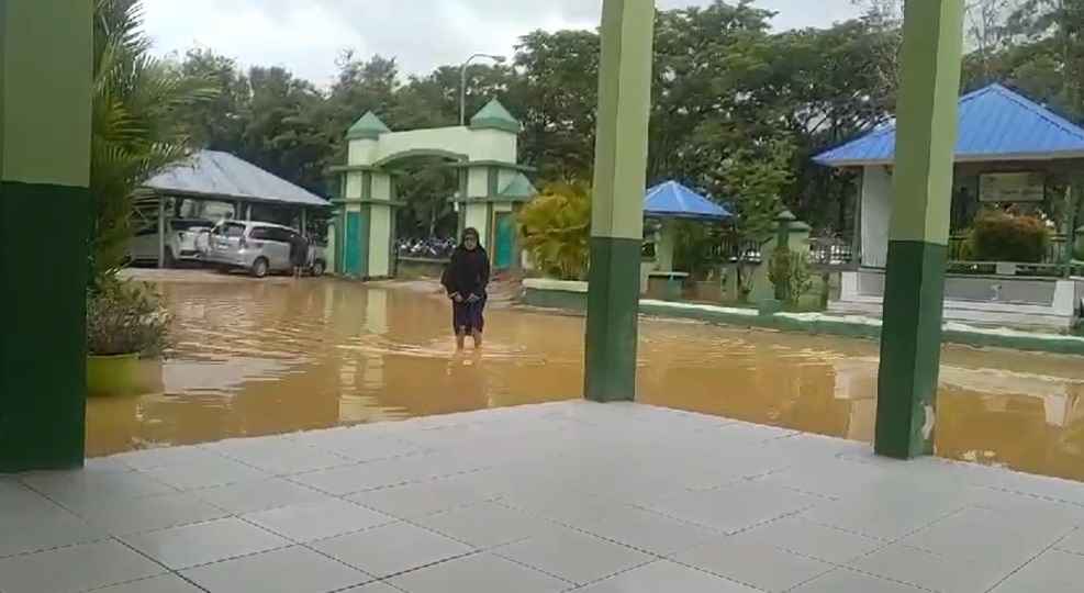 Drainase Mall The Park Diduga Penyebab Tergenangnya Air di Halaman MTsN 1 Kendari, Wakepsek: Hanya Janji