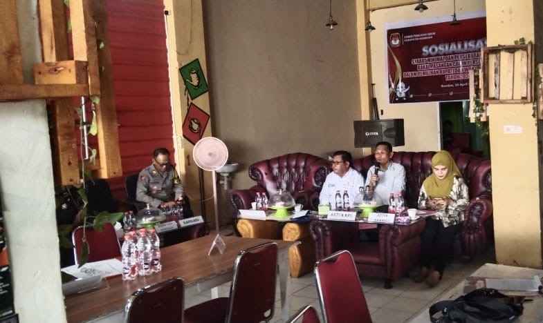 Sosialisasi di Cafe, KPU Bombana Paparkan Syarat Calon Independen di Pilbup 2024