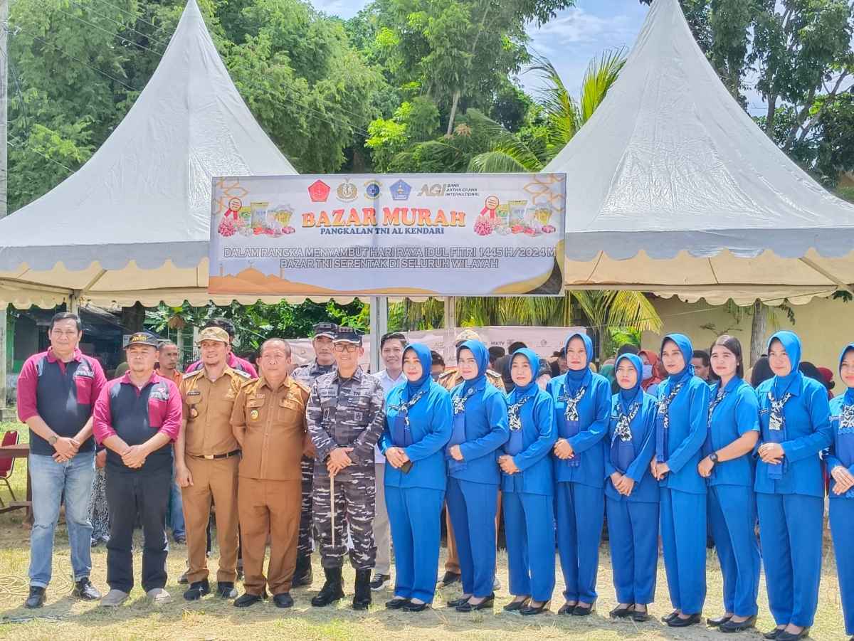 Lanal Kendari Gelar Bazar Murah, Beras dan Sembako di Serbu Ratusan Warga