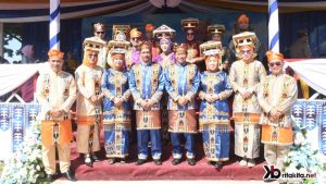 Hadiri HUT Konkep Ke- 11 Tahun, Pakaian Adat Kalapaya Wawonii Hiasi Panggung Upacara