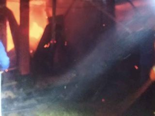 Anak SMP Lihat Bensin Ditangki Motor Pakai Korek Api, Rumah di Konsel Hangus Terbakar