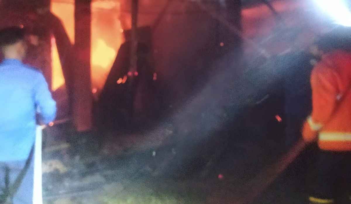 Anak SMP Lihat Bensin Ditangki Motor Pakai Korek Api, Rumah di Konsel Hangus Terbakar