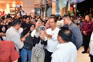 Pj Gubernur Sultra Dampingi Presiden Jokowi Sapa Masyarakat di Mall